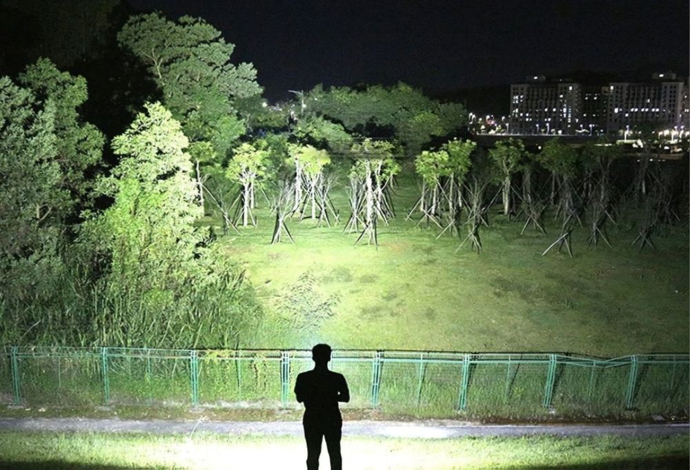 Фонарь очень яркий