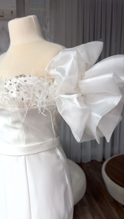 Луксозна елегантна рокля с пера и блясък