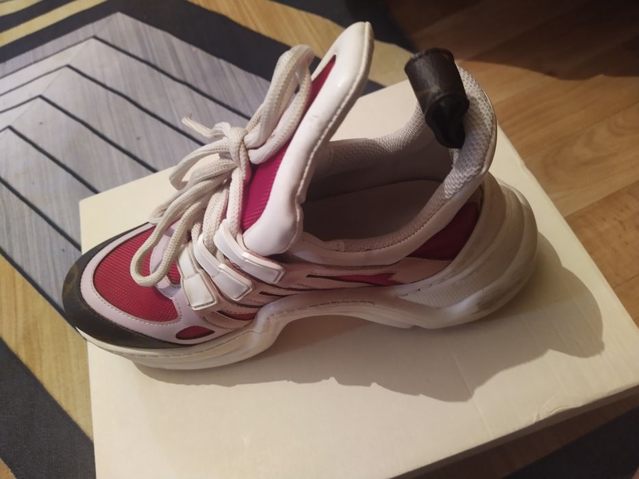 Продаеться обувь почти новая одевалась два три раза