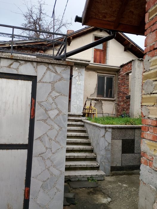 продавам солидна къща с гараж 2 мазета и допълн. къща с алея и веранда