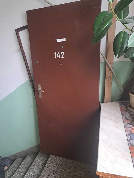 продавам метална врата с рамка,