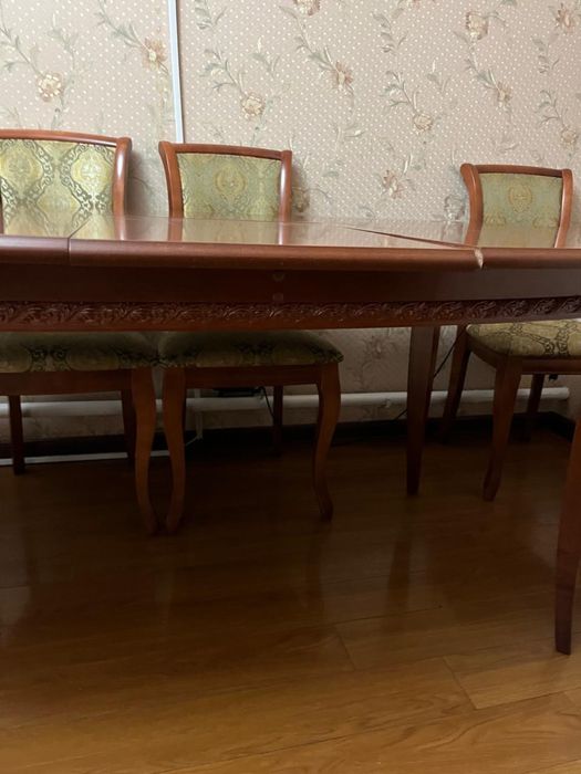 Продам стол с 6 стульями