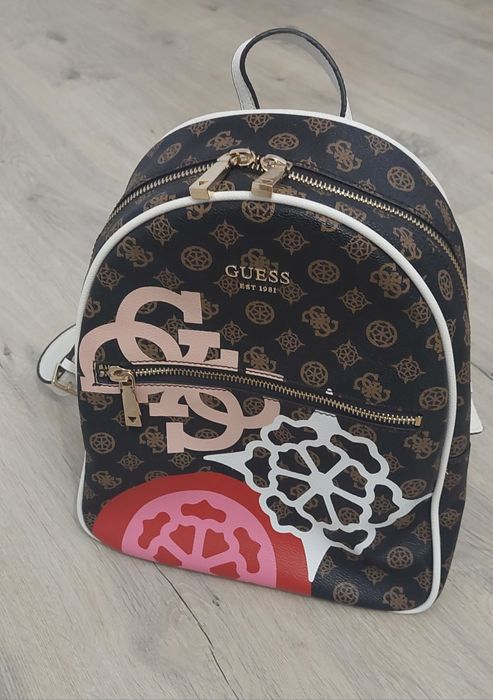 Vând rucsac Guess,în stare impecabila