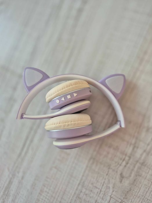 Безжични слушалки с котешки уши и микроскоп