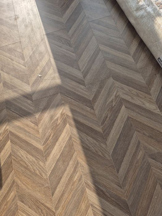 Продаёт ламинат 77кв.