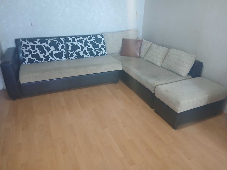 Ъглова холна гарнитура с разтегателно легло ракла и табуретка