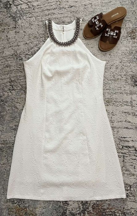 Бяла рокля с камъни