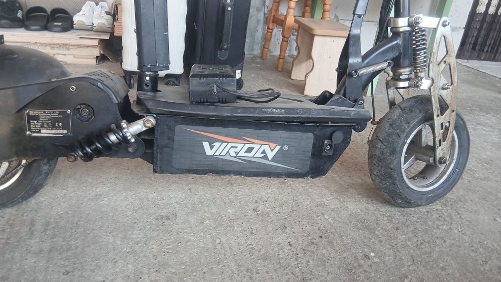 Vand aceste trotinete,cititi descrierea