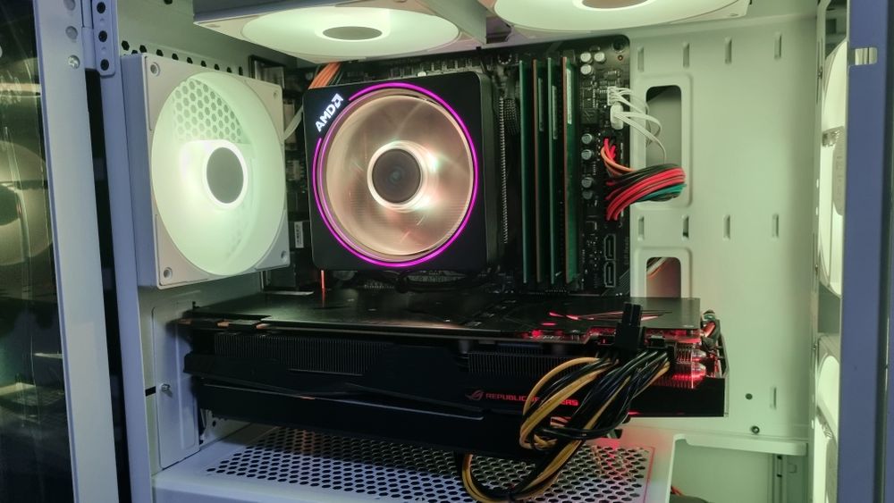 Unitate PC Gaming: Ryzen 7 3700x/32GB RAM/GTX 1080 8GB/SSD 256/1TB/RGB