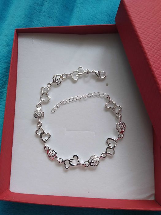 Сребърна, дамска гривна с цветя, нова. В кутия лукс.