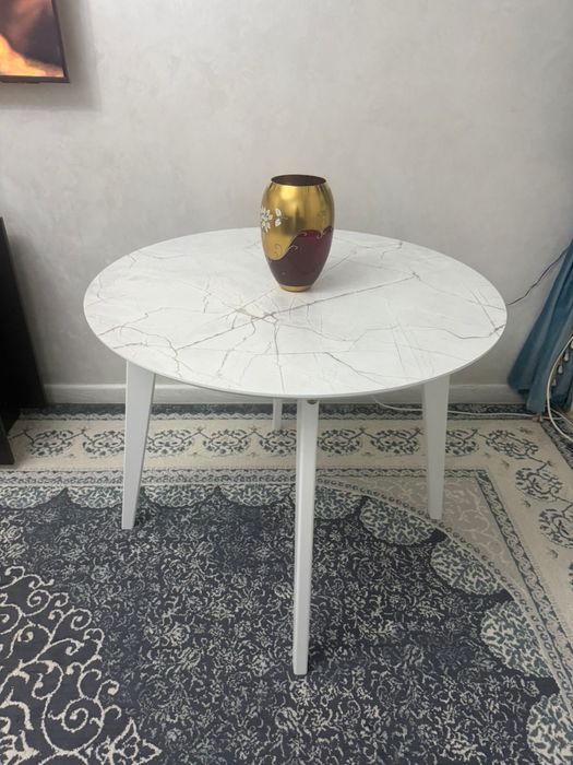Современный стол в белом цвете с мраморным рисунком