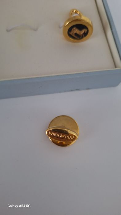 Butoni Wedgwood.