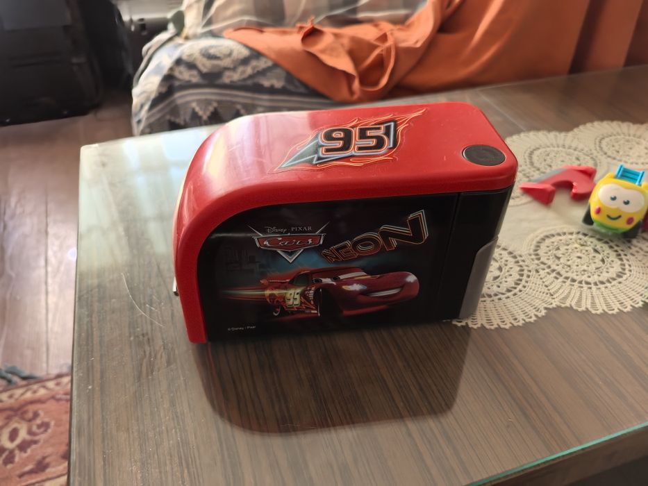 Играчка на fischer price и кола с гараж