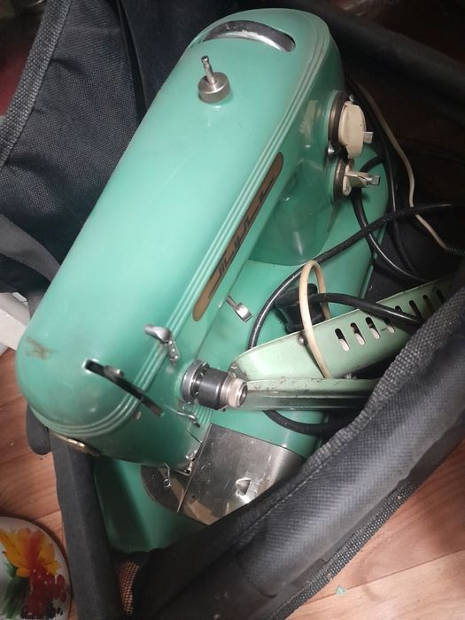 Швейную машину продам.