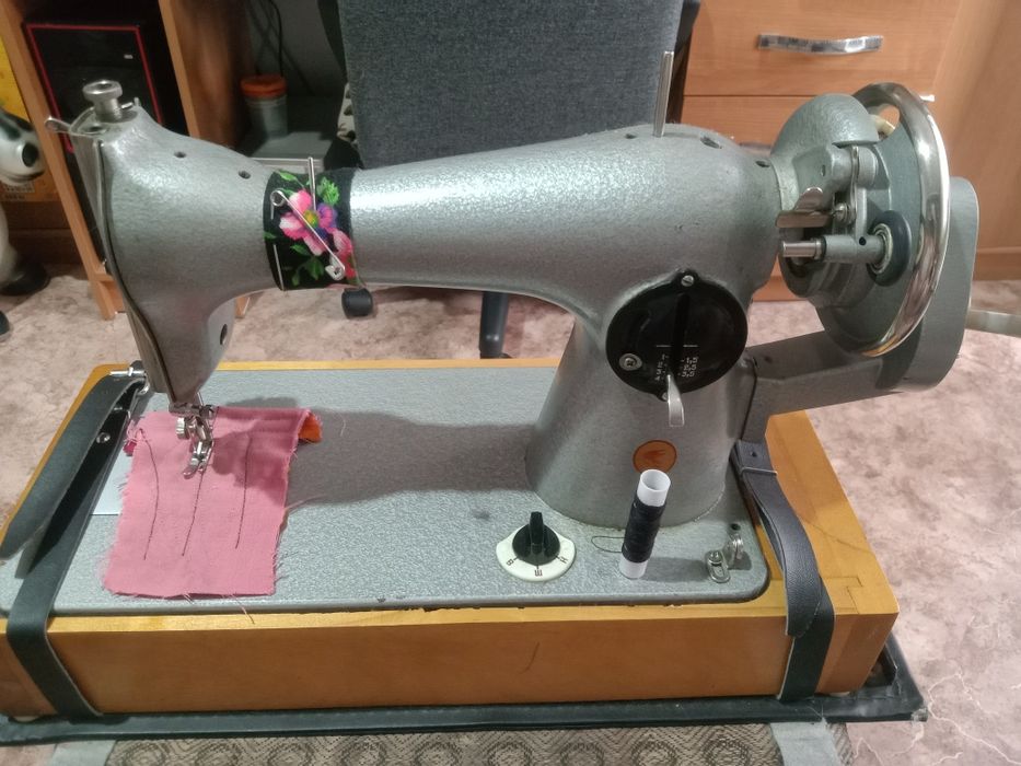 Продам советскую швейную машинку