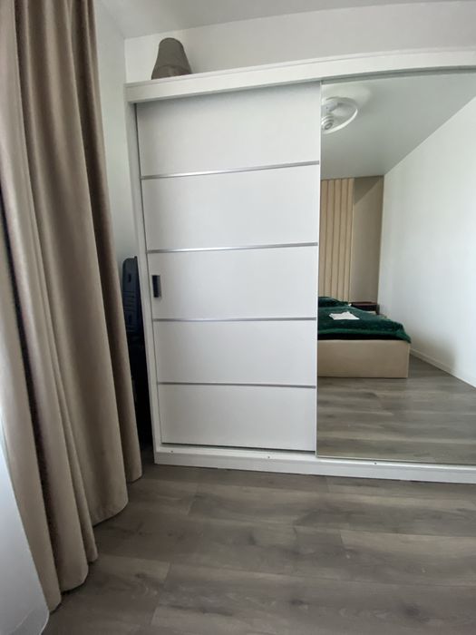 Dulap cu usi glisante si oglinda