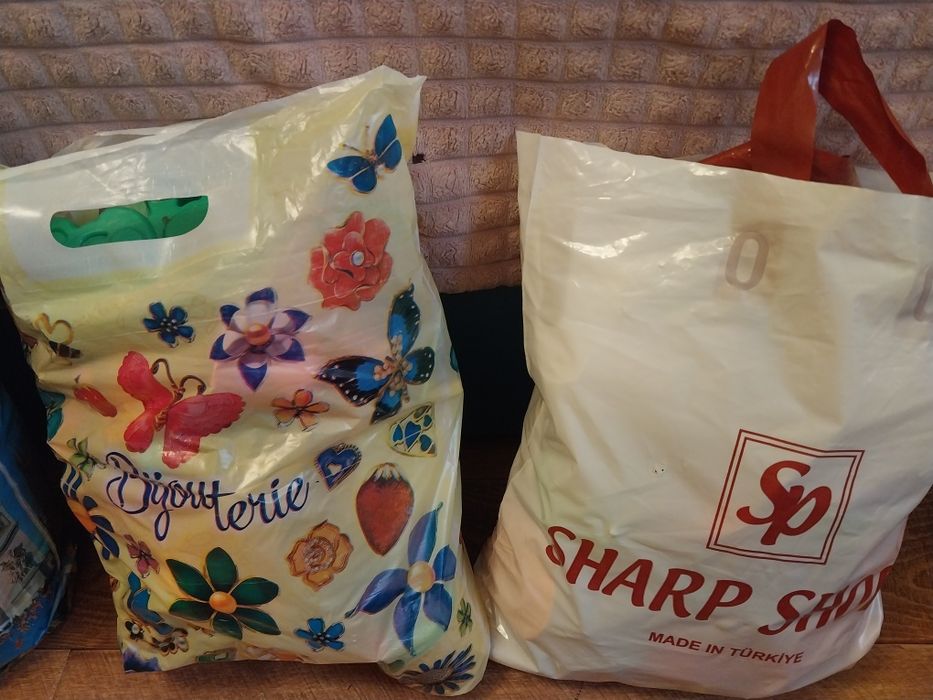 Продам 2 пакета игрушек.