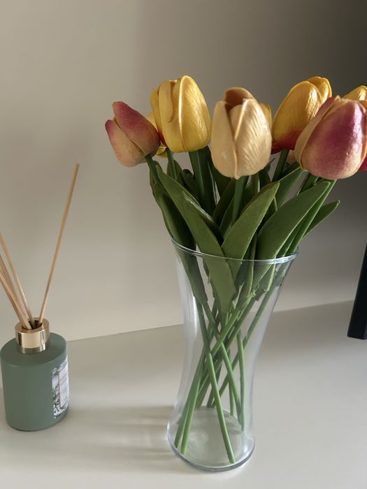 2 Вазы с тюльпанами
