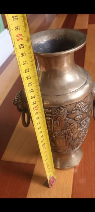 Vază veche din Bronz, Semnata