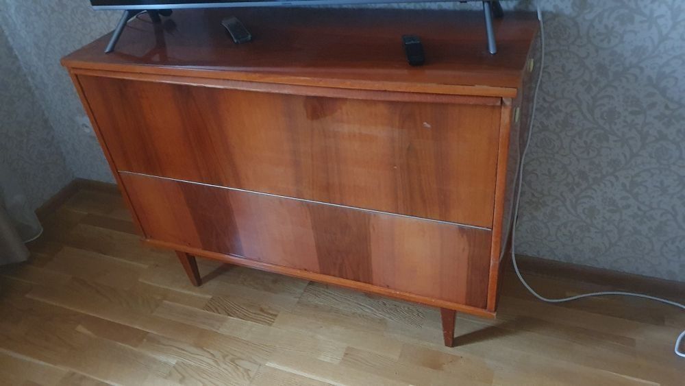 Продаём сервант из красного дерева..Румыния