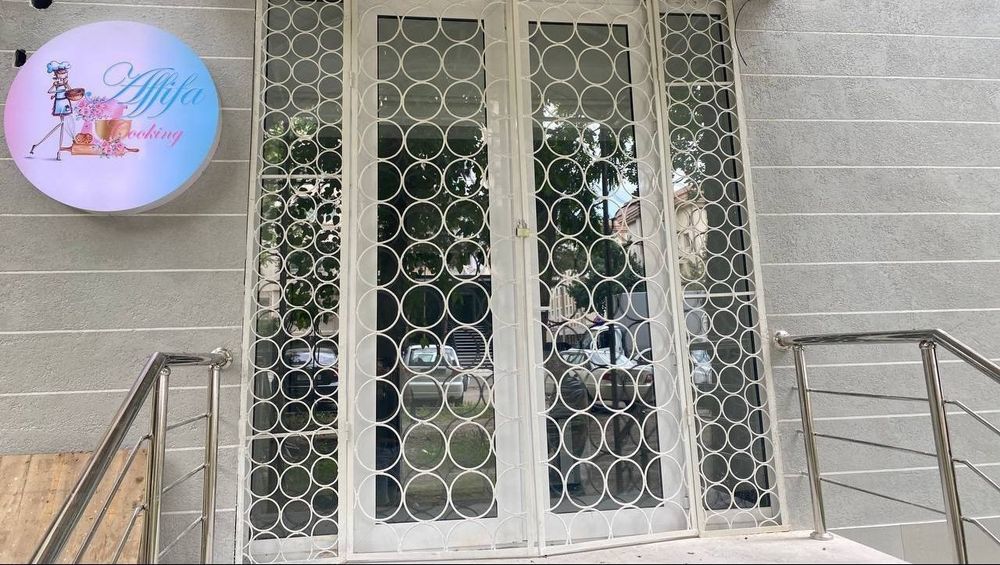 Свою сдаю под офис