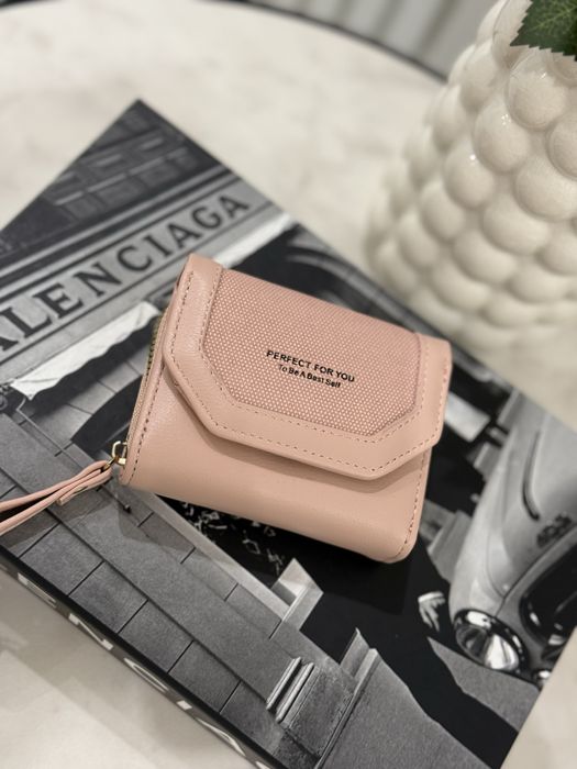 Бяло портмоне с отделения