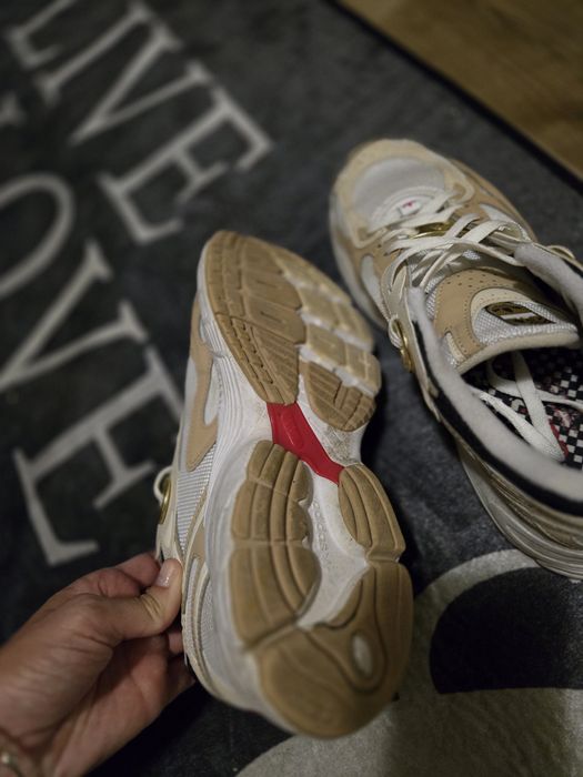 Маратонки Adidas в бяло и бежово, размер 40.