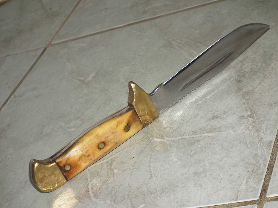 Cutit vánátoare maghiar retro cu plásele din corn + toc piele nr.23