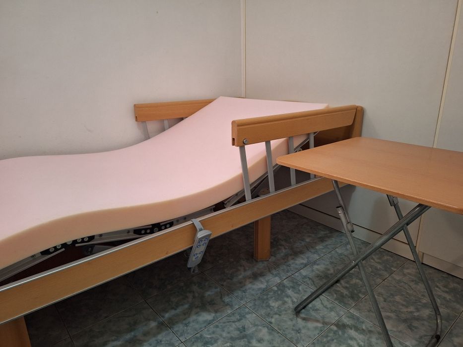 Болнично електрическо легло