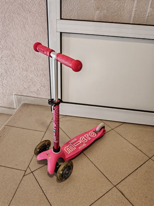 Micro Mini тротинетка със светещи гуми