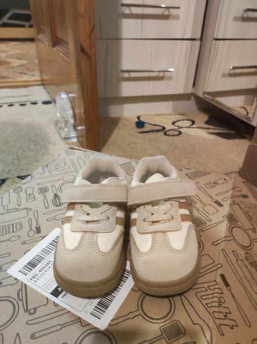 Продам детские кроссовки