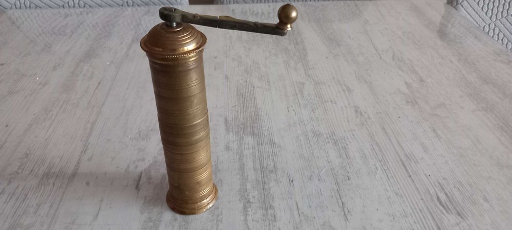 Ръчна мелничка за кафе