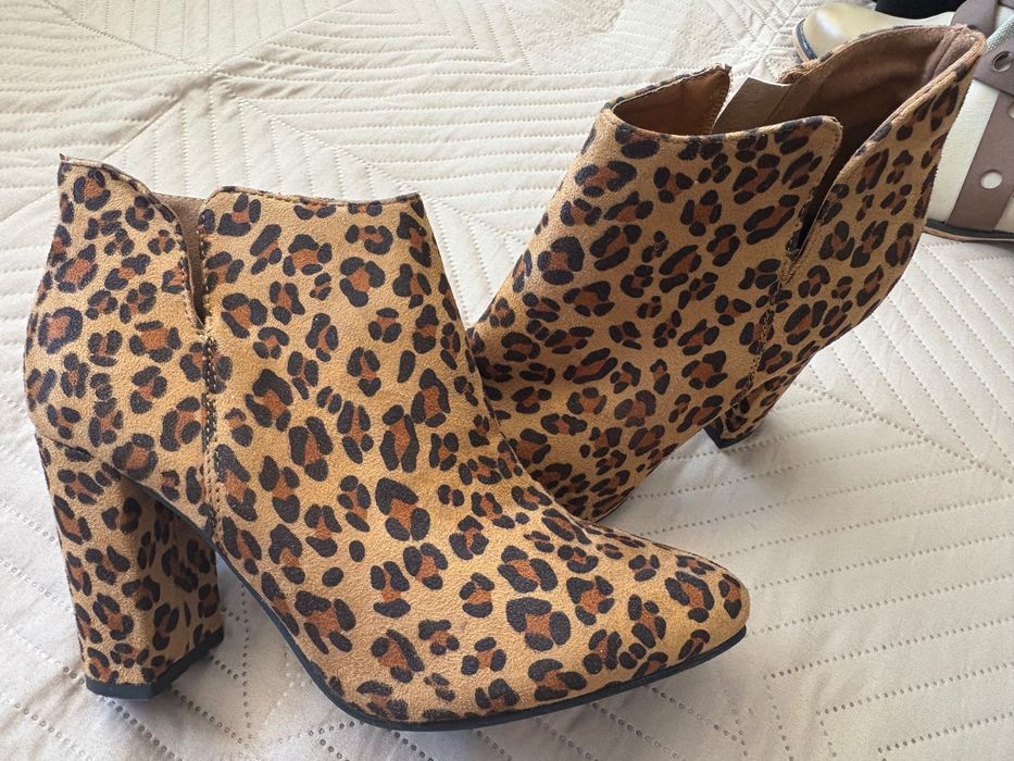 Обувки, боти, сандали