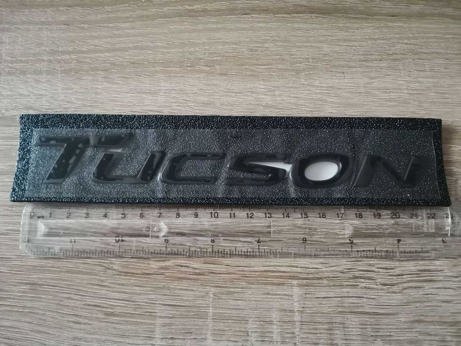 черен надпис Hyundai Tucson