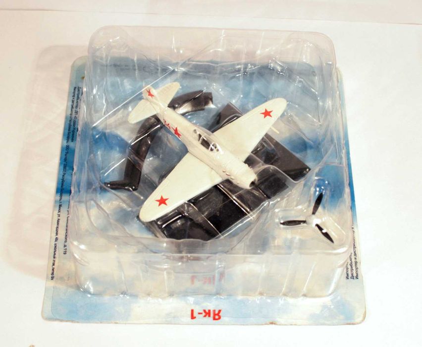Коллекционная модель самолета игрушки Як-1 в масштабе 1:111
