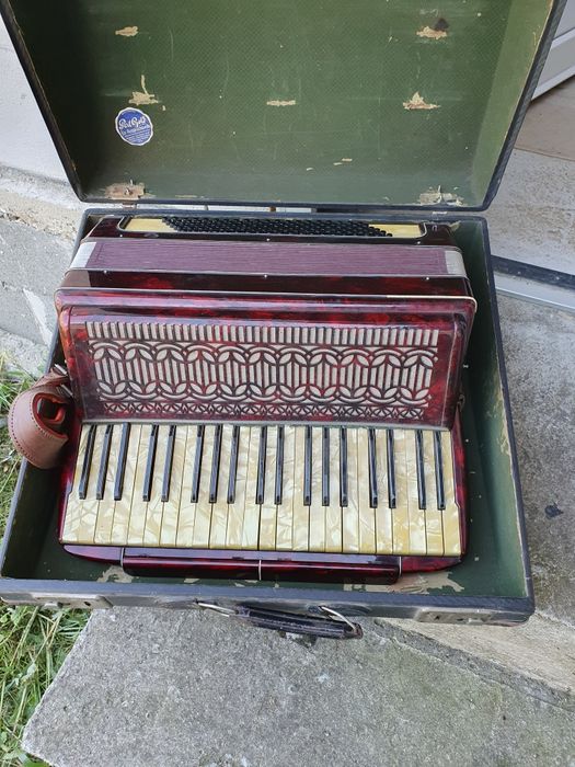 Vând Acordeon Italian 120 Bași