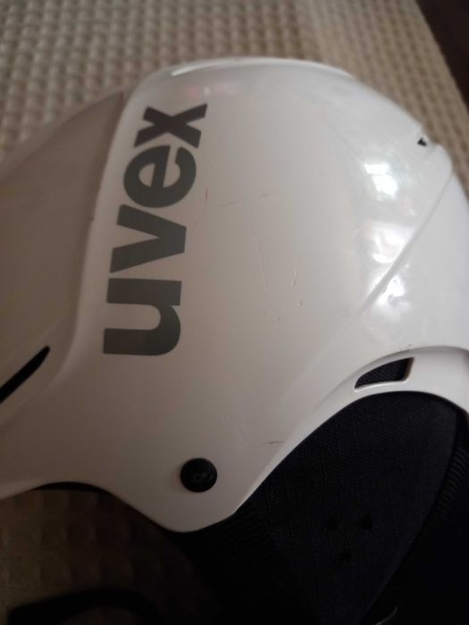 Дамска ски каска UVEX