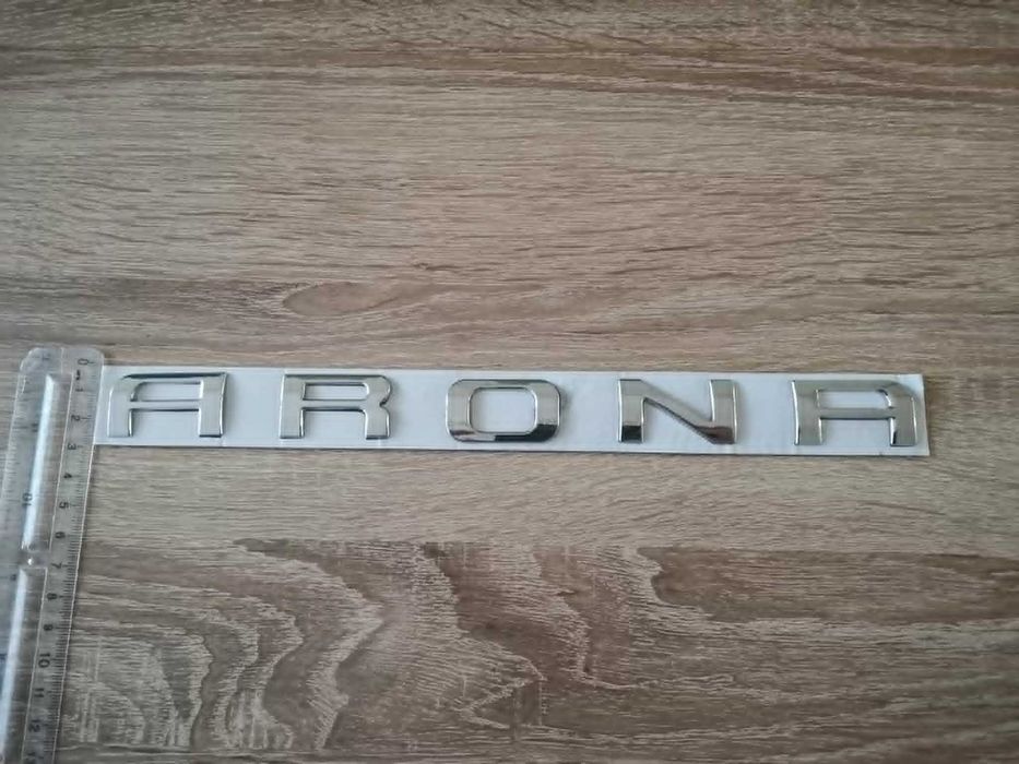 сребрист надпис Seat Arona