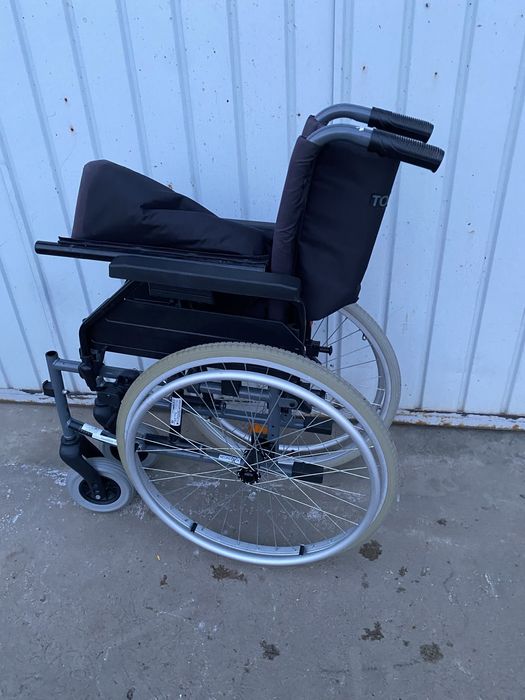 Carucior , scaun cu rotile persoane dizabilitati