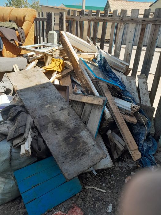 Отдам даром, дрова, доски на баню.