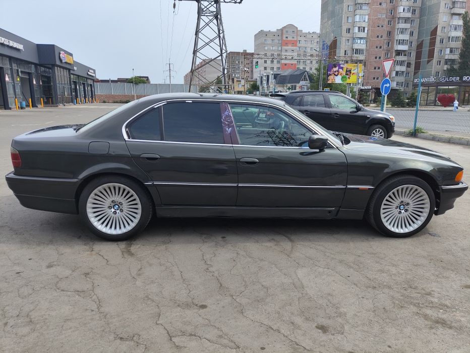 Диски с резиной разноширокие.