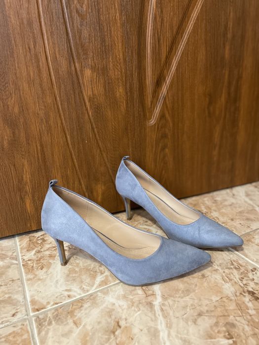 Велурени обувки на ток