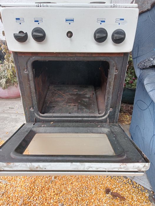 Продам газ плиту.