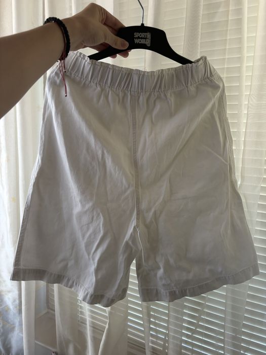 Къси гащи, бели.