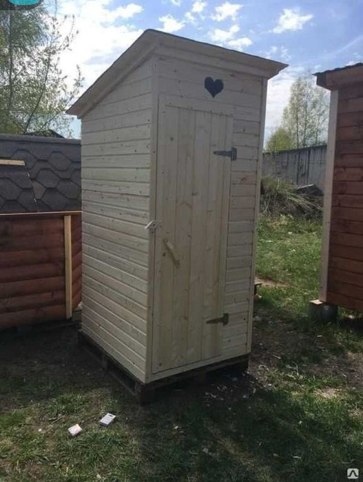 Уличный деревянный туалет для дачи