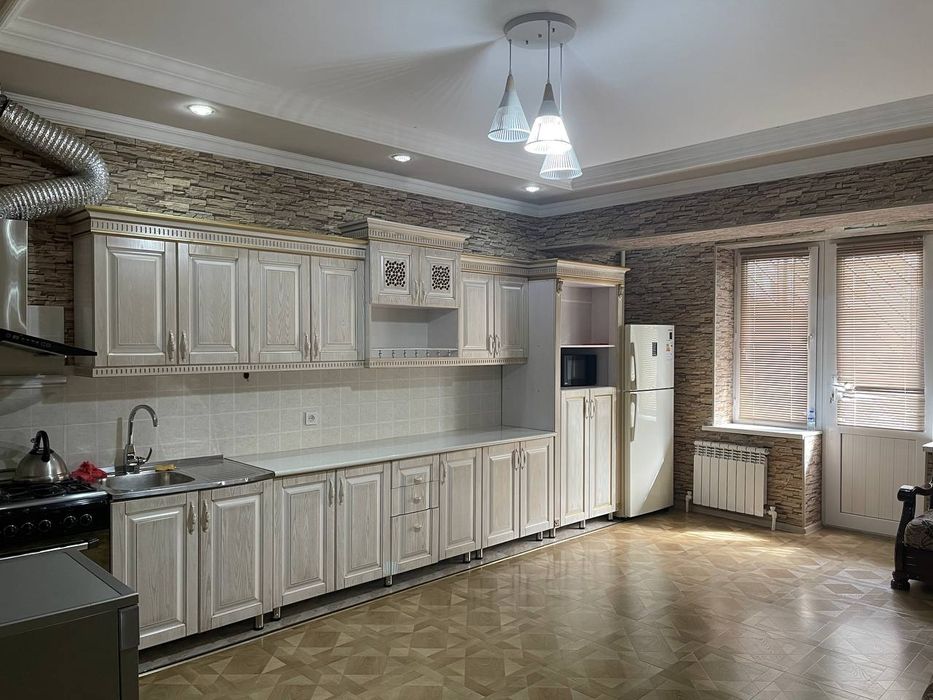 Аренда МАРКАЗ 15 Жангох  3 комнатная 180 квадрат