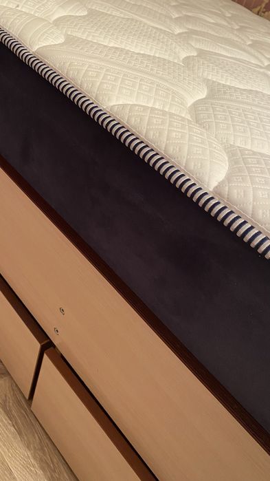 Продам двуспальную кровать с новым матрасом