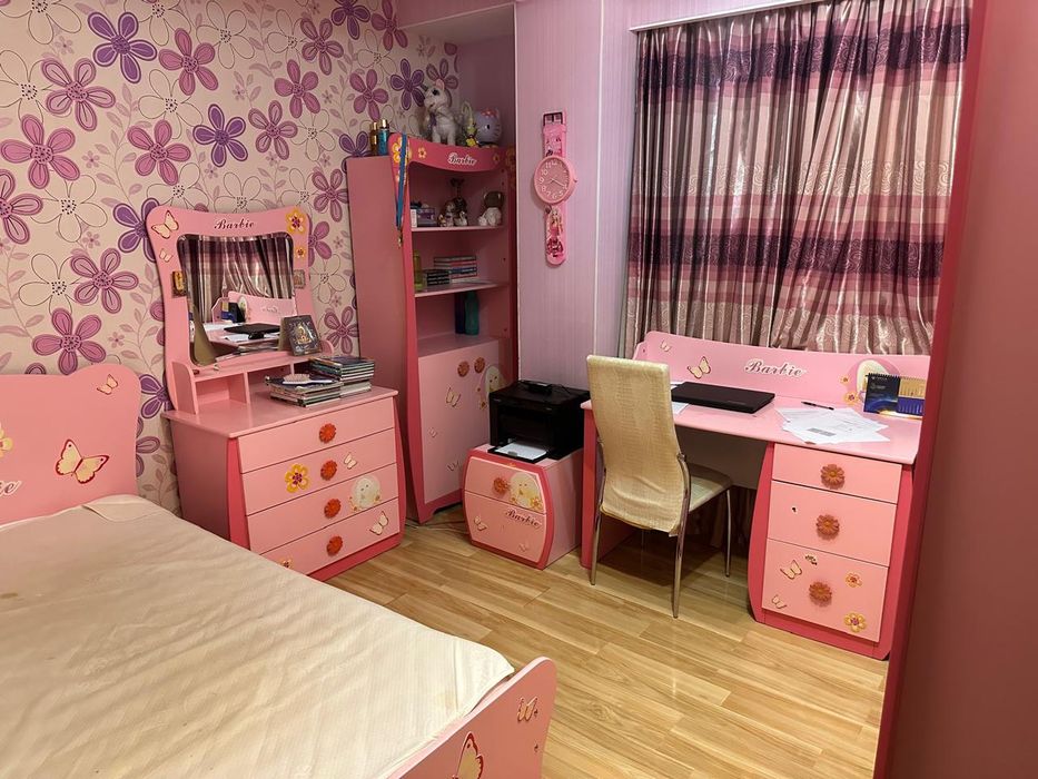 Продам гарнитур в спальню для девочки.