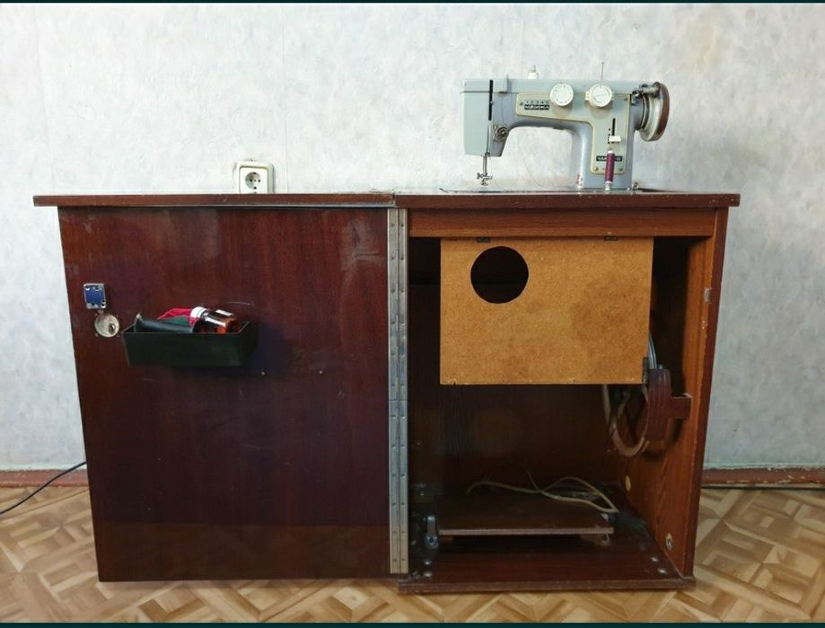 Чайка - 3 швейная машинка с тумбой