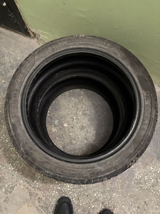 Продам 2 шт шины срочно R18